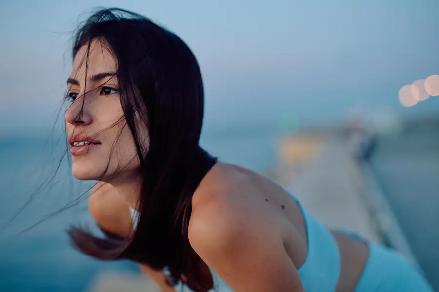 Mujer serena feliz