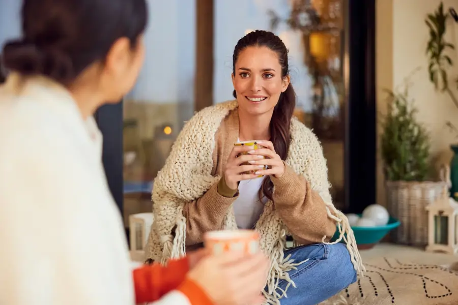 Mujer serena tomando té