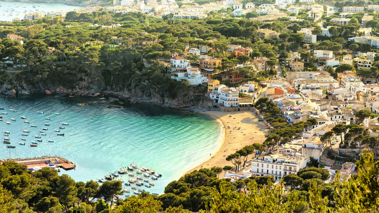 Begur: el pueblo medieval de la Costa Brava con playas de ensueño y ...
