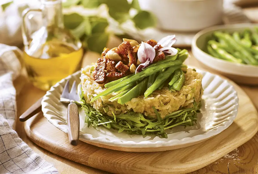 Ensalada de judías verdes, frutos secos y manzana