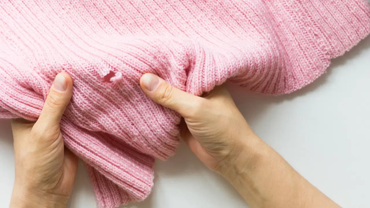 Cómo arreglar los agujeritos de la ropa fácilmente con cinta de doble cara